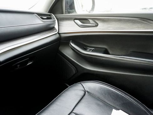 Used 2023 Jeep Grand Cherokee Limited w/ Luxury Tech Group II image 32