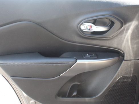 Used 2020 Jeep Cherokee Latitude Plus FWD image 23