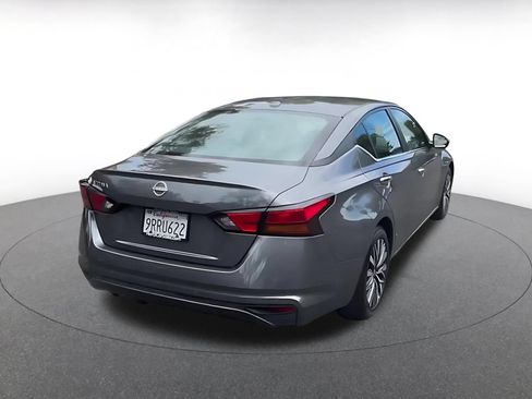 Used 2025 Nissan Altima 2.5 SV FWD image 11