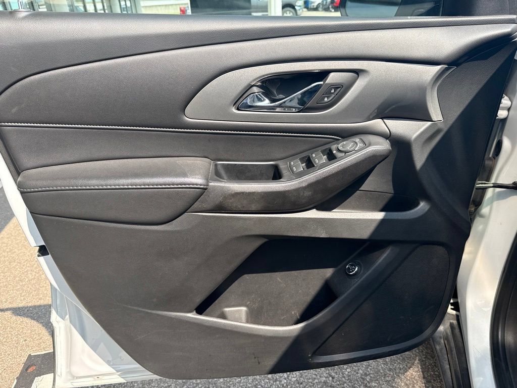Used 2023 Chevrolet Traverse LT FWD image 19
