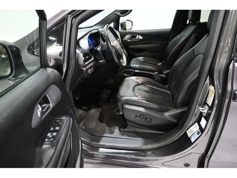 Used 2019 Chrysler Pacifica Touring-L Plus w/ Advanced Safetytec Group FWD image 13