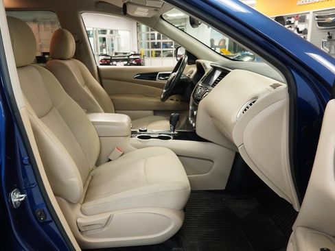 Used 2019 Nissan Pathfinder SV image 34