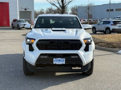 Used 2025 Toyota Tacoma SR5 image 2