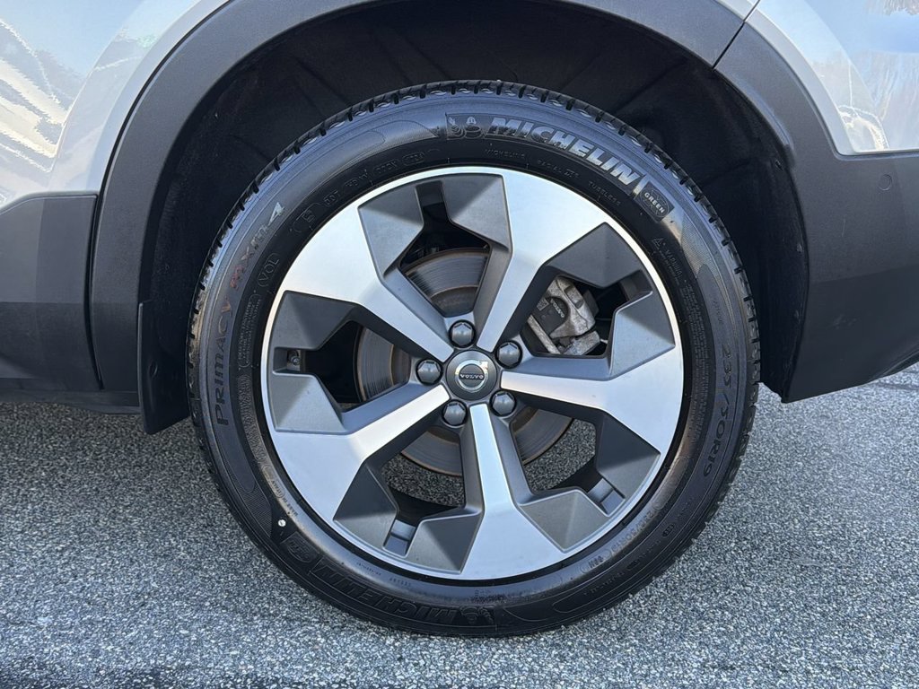 Certified 2025 Volvo XC40 B5 Plus w/ Climate Package AWD/4WD image 11