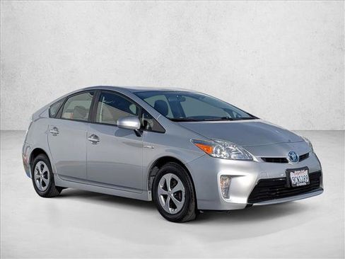 Used 2014 Toyota Prius Three image 3