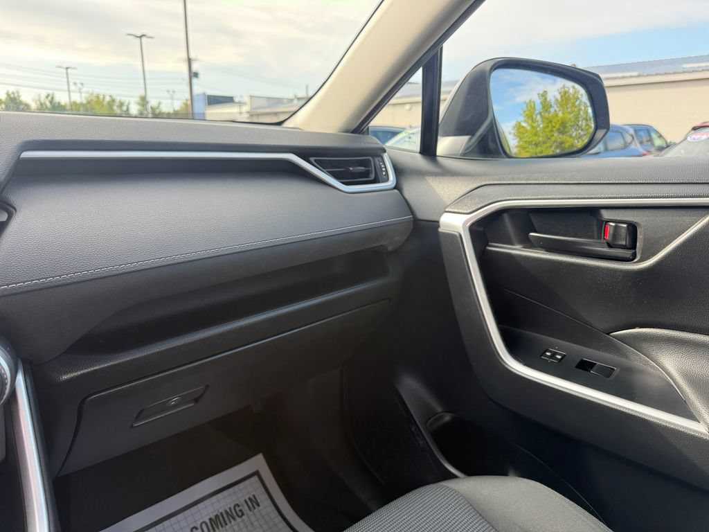 Used 2022 Toyota RAV4 LE AWD/4WD image 31