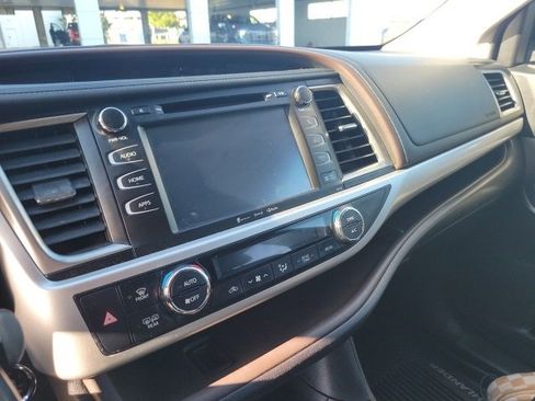 Used 2018 Toyota Highlander SE image 14
