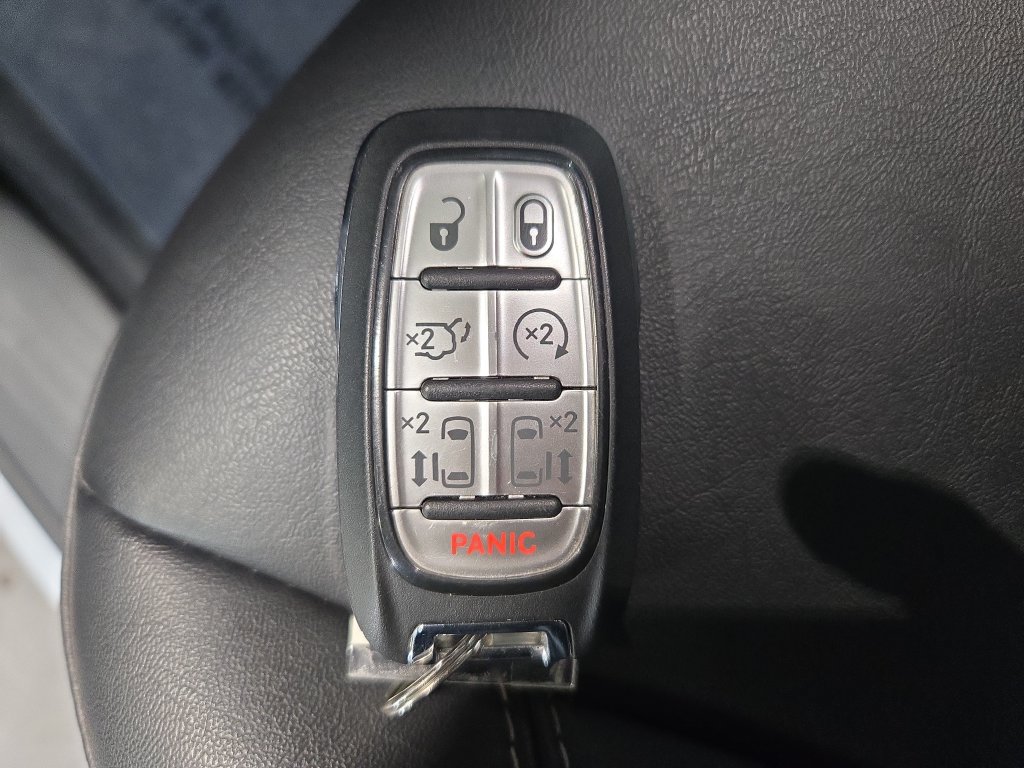 Used 2026 Chrysler Pacifica Select FWD image 39