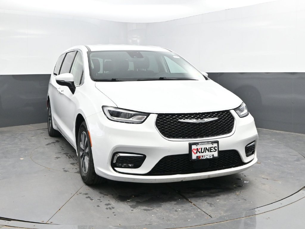 Used 2023 Chrysler Pacifica Touring-L FWD image 2