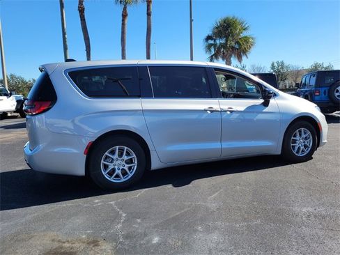 Certified 2024 Chrysler Pacifica Touring-L image 7