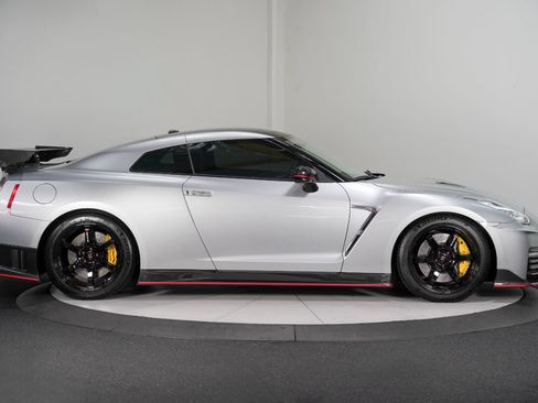 Used 2018 Nissan GT-R NISMO AWD/4WD image 9