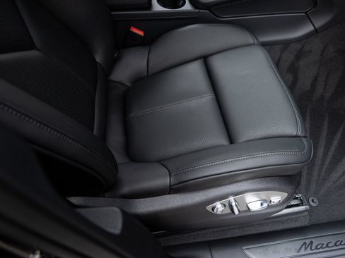 Used 2026 Porsche Macan AWD/4WD image 34