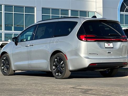 New 2026 Chrysler Pacifica Select w/ S Appearance Package image 5