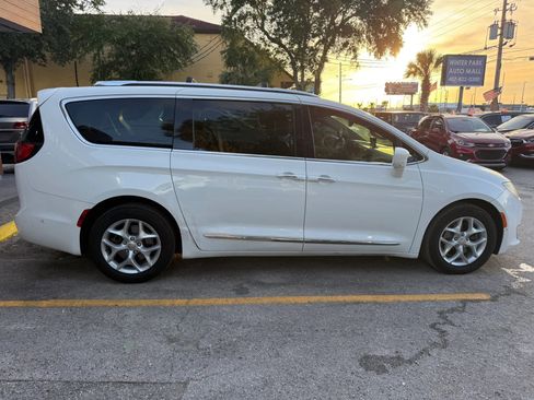 Used 2017 Chrysler Pacifica Touring-L Plus w/ Advanced Safetytec Group FWD image 5
