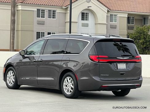 Used 2021 Chrysler Pacifica Touring-L image 6