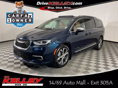 Used 2025 Chrysler Pacifica Pinnacle w/ Trailer Tow Group