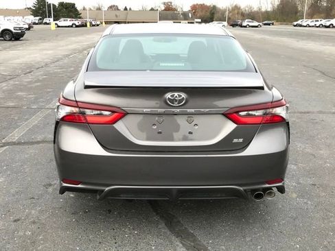 Used 2022 Toyota Camry SE image 5