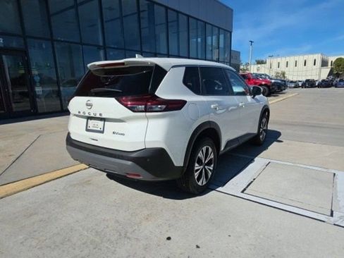 Used 2023 Nissan Rogue SV image 5
