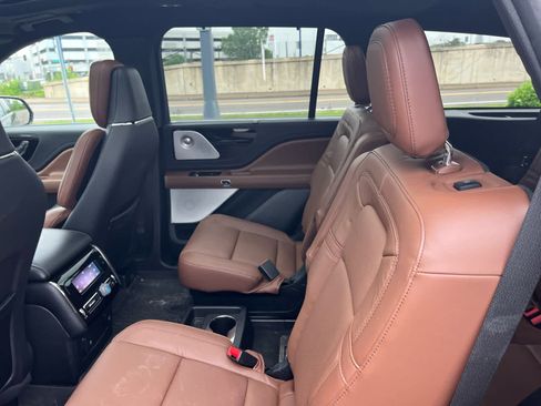 Used 2023 Lincoln Aviator Reserve w/ Equipment Group 201A AWD/4WD image 8