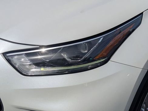 Used 2020 Toyota Highlander Limited FWD image 9