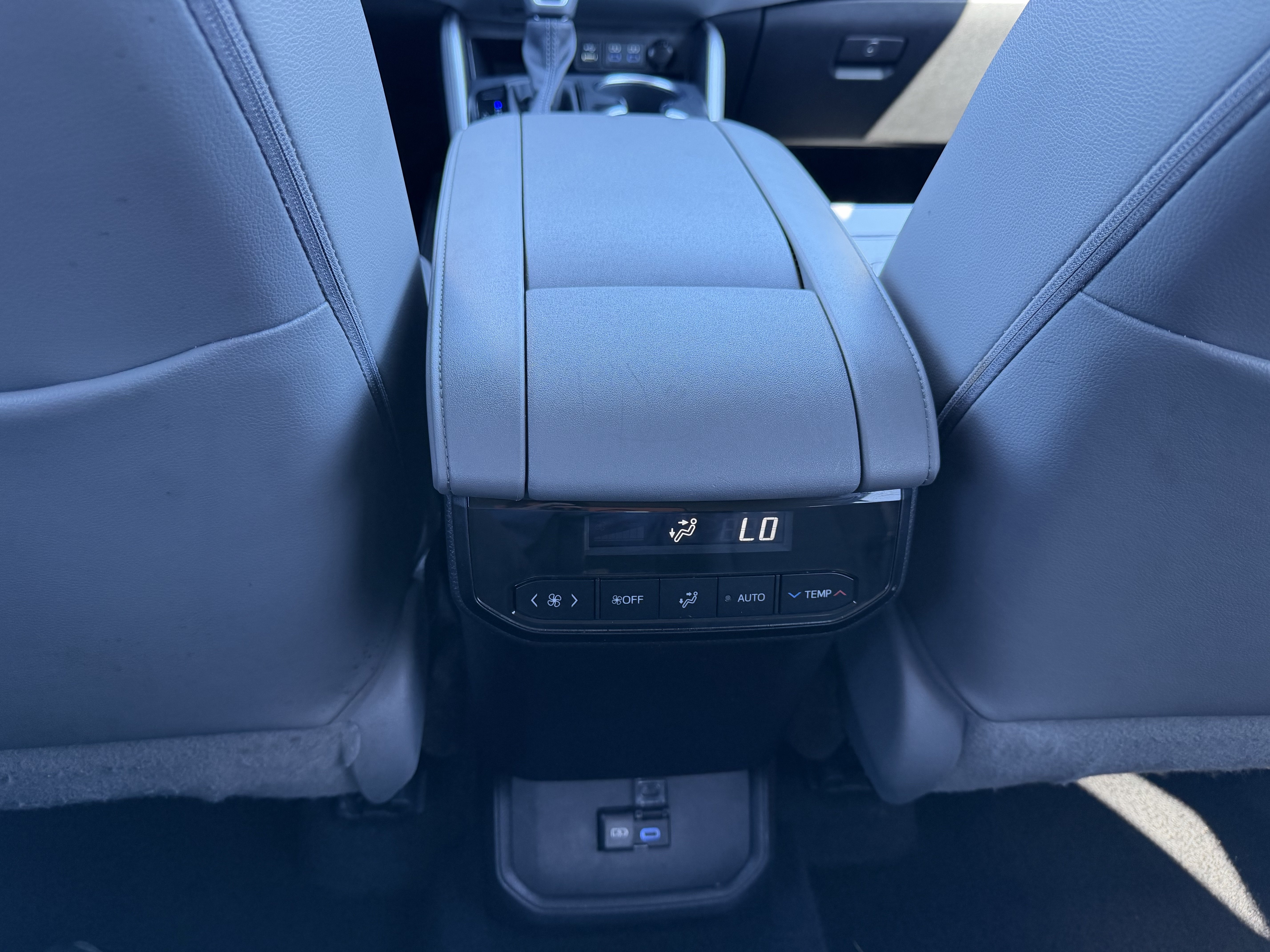 Used 2022 Toyota Highlander XLE AWD/4WD image 24