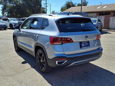 Certified 2023 Volkswagen Taos SE w/ Black Wheel Package FWD image 8