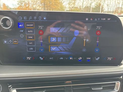 Used 2025 Chevrolet Traverse LT image 15