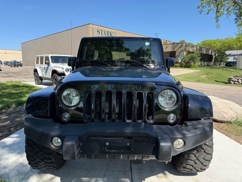 Used 2016 Jeep Wrangler Unlimited Sahara AWD/4WD image 8