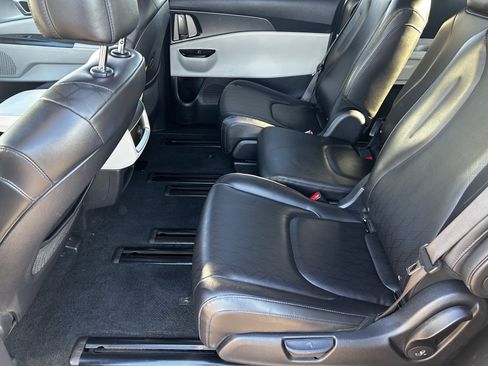 Used 2024 Kia Carnival LX image 16