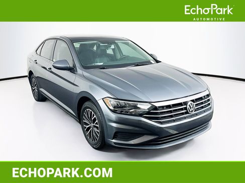 Used 2019 Volkswagen Jetta SE w/ Cold Weather Package FWD image 1