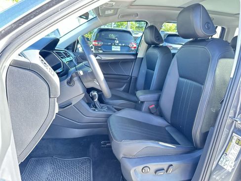Used 2022 Volkswagen Tiguan SE w/ Panoramic Sunroof Package image 12