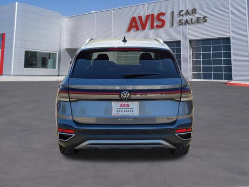 Used 2025 Volkswagen Taos SE AWD/4WD image 7