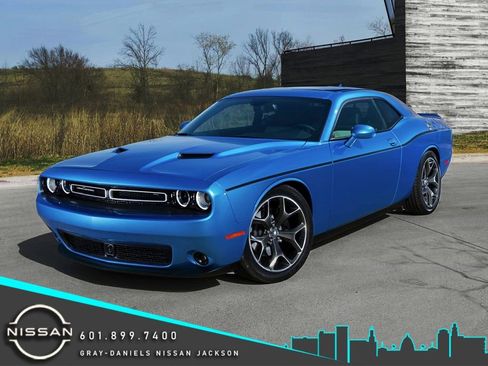 Used 2018 Dodge Challenger SXT image 1