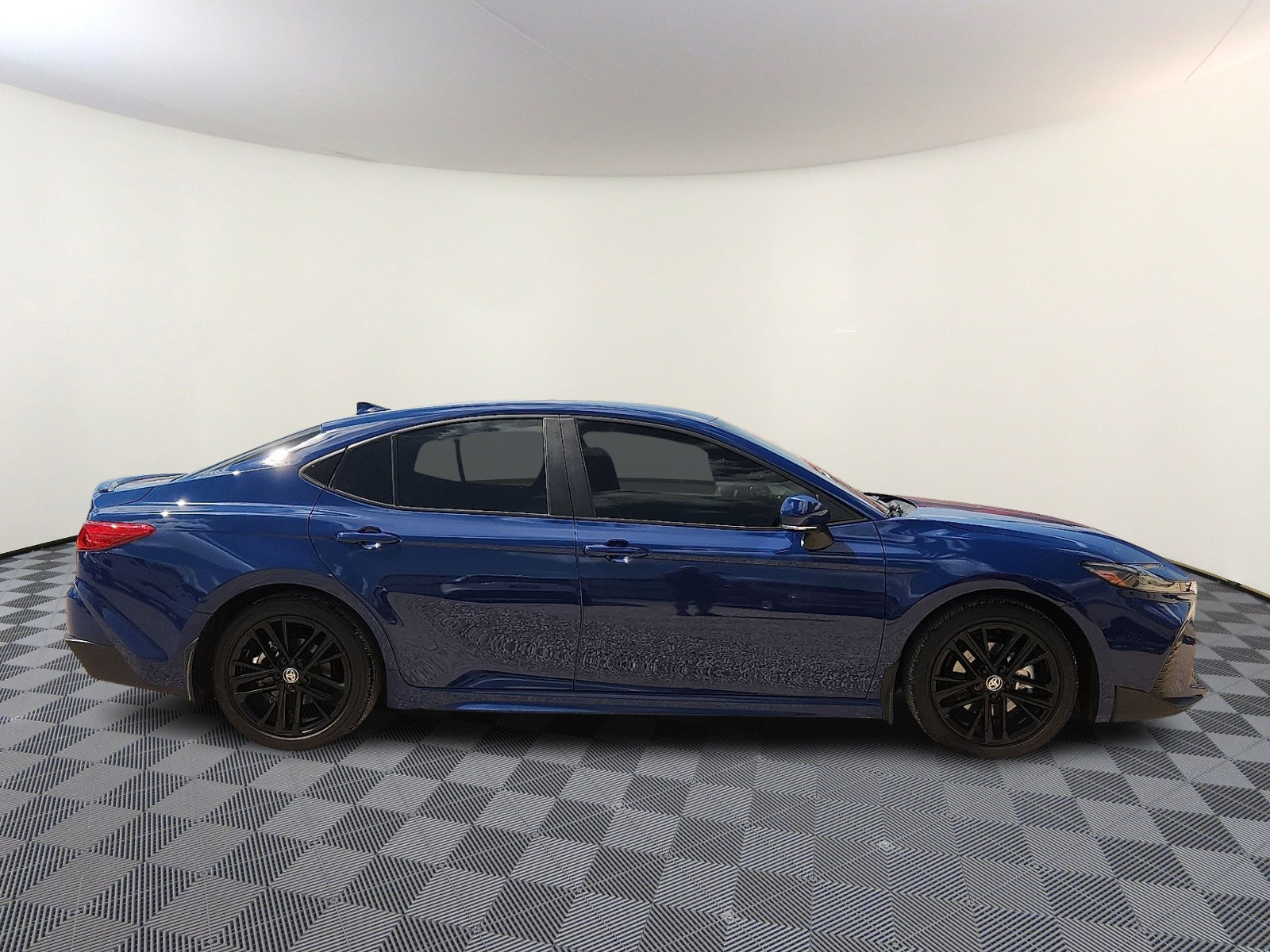 Used 2025 Toyota Camry SE w/ Convenience Package FWD image 5