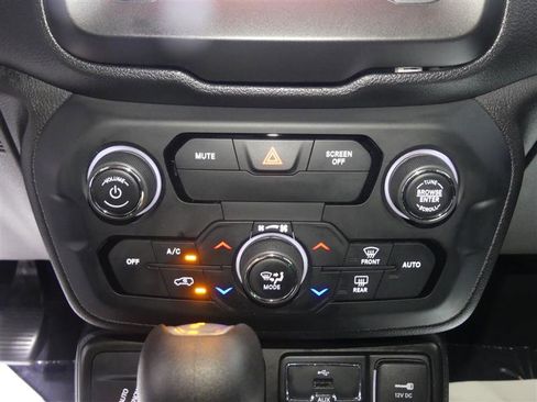 Used 2020 Jeep Renegade Altitude AWD/4WD image 36
