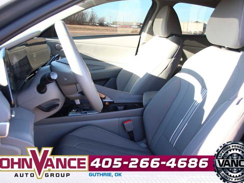 Used 2025 Hyundai Elantra SEL image 21