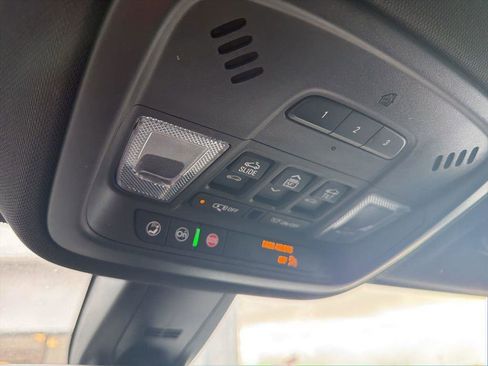 Used 2023 Chevrolet Traverse High Country AWD/4WD image 18