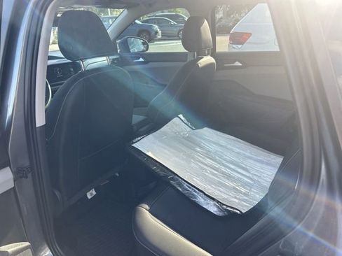Used 2022 Volkswagen Taos SE w/ Panoramic Sunroof Package FWD image 8