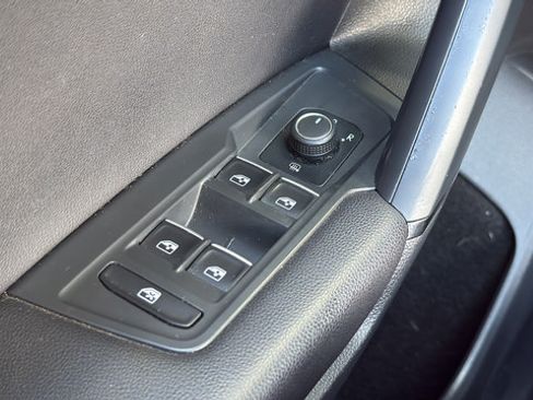 Used 2019 Volkswagen Tiguan SE w/ Panoramic Sunroof Package FWD image 12