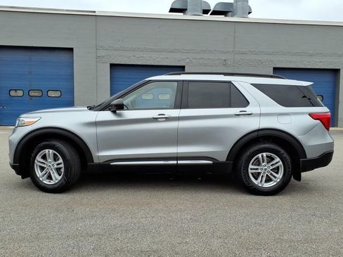 Used 2022 Ford Explorer XLT w/ Equipment Group 202A AWD/4WD image 2