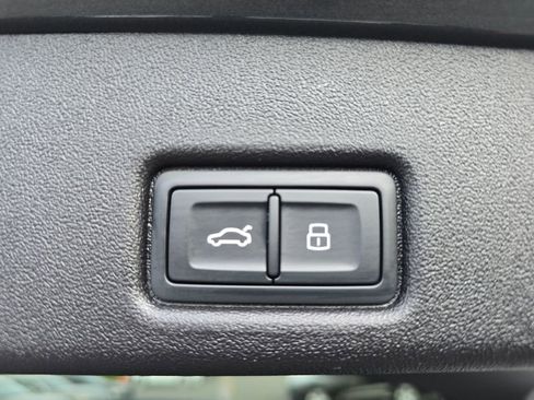 New 2025 Audi SQ5 Prestige image 17