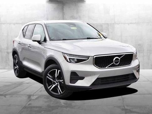 Used 2023 Volvo XC40 B5 Core image 2