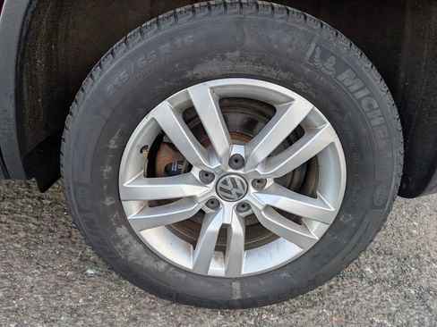 Used 2016 Volkswagen Tiguan S image 41