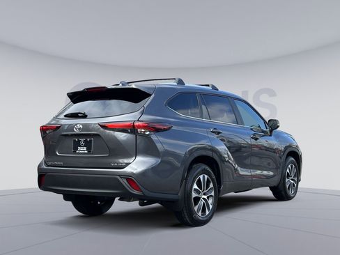 Used 2024 Toyota Highlander XLE image 5