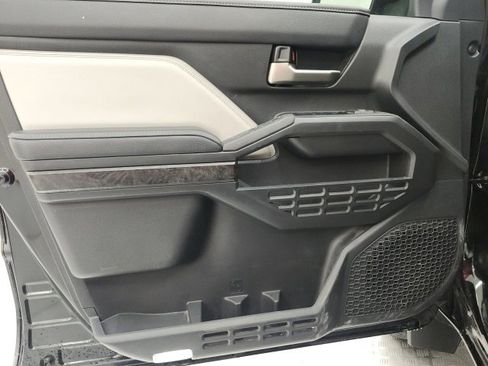 Used 2025 Toyota Tacoma Limited image 18