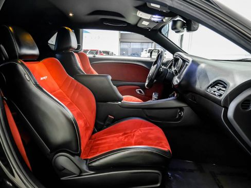 Used 2016 Dodge Challenger SRT image 38