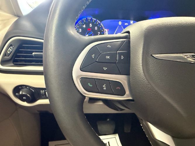 Used 2024 Chrysler Pacifica Touring-L FWD image 23