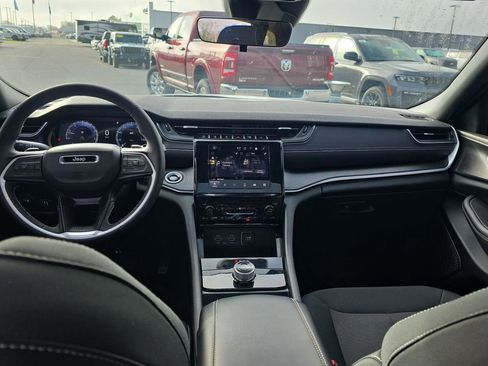Used 2025 Jeep Grand Cherokee Laredo X image 20