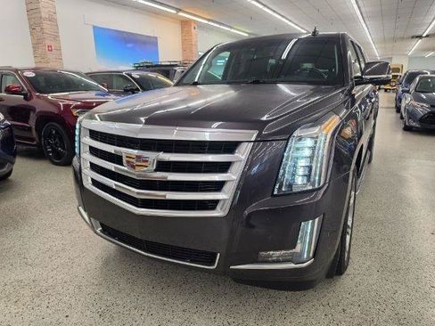 Used 2017 Cadillac Escalade ESV Luxury AWD/4WD image 2
