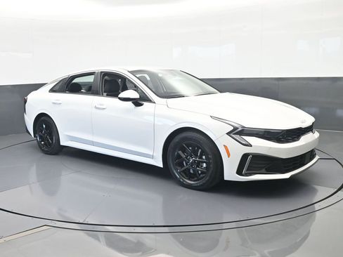 New 2025 Kia K5 LXS FWD image 8
